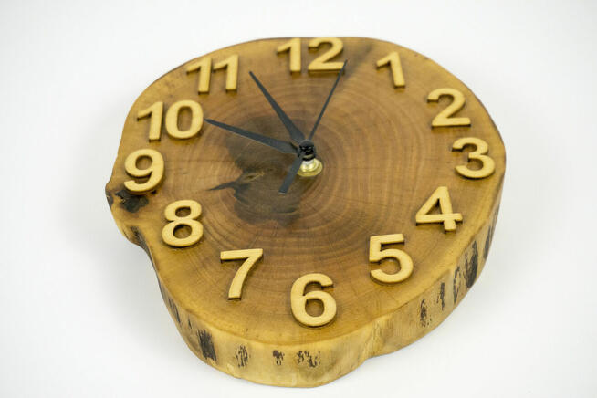 Zegar z plastra orzecha