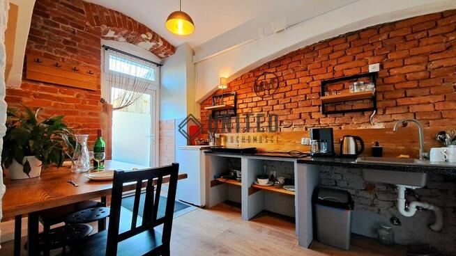 Dom - część mieszkalna z lokalami inwestycyjnymi