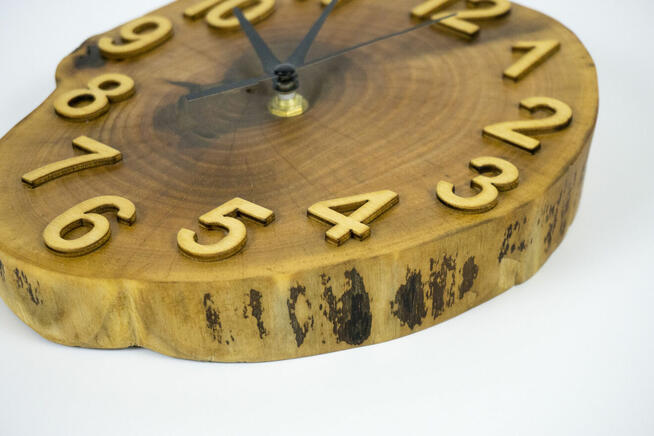 Zegar z plastra orzecha