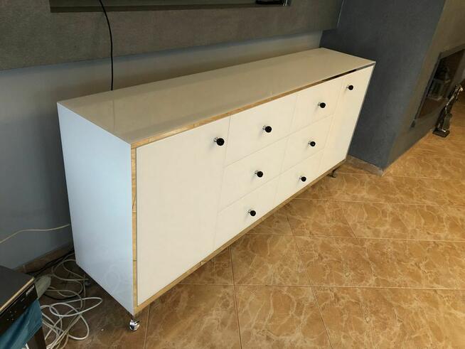 Komoda biala, galka czarna krysztalowa, noga ludwik