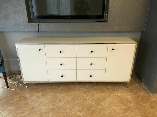 Komoda biala, galka czarna krysztalowa, noga ludwik