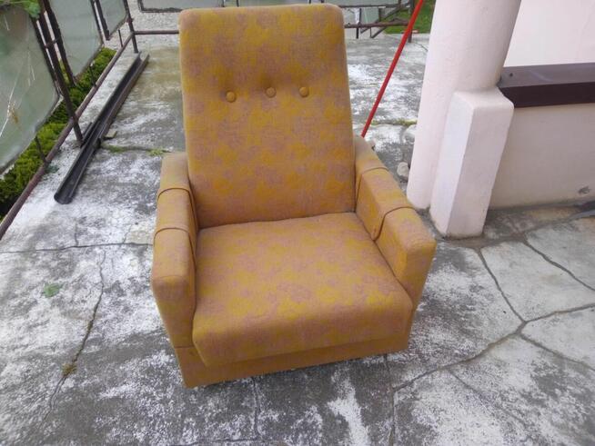 Fotel na kółkach fotele PRL materiałowy wzór żółty złoty mat