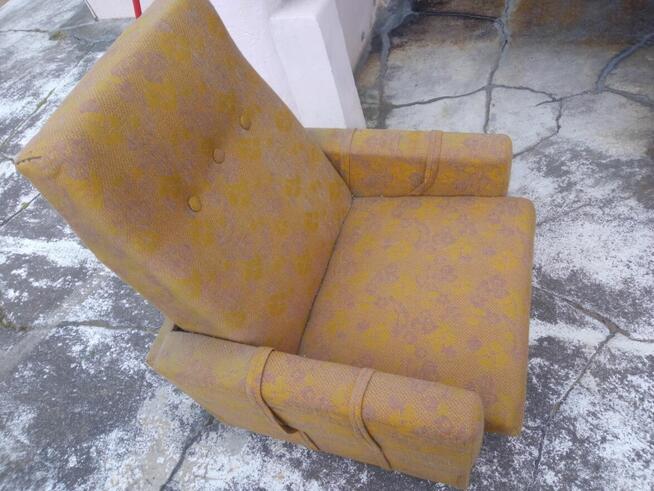 Fotel na kółkach fotele PRL materiałowy wzór żółty złoty mat