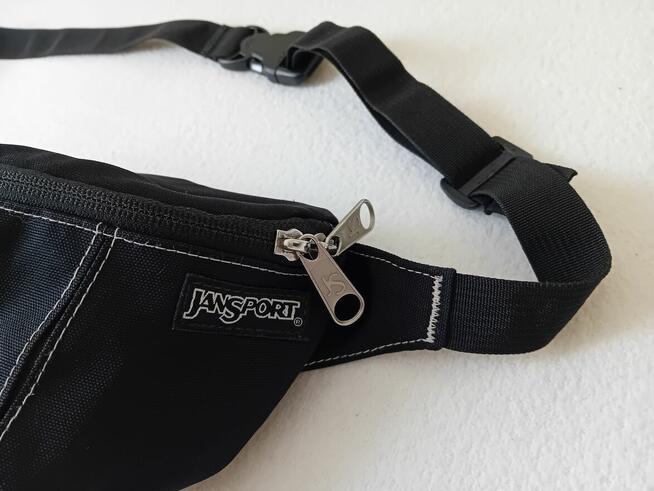 Czarna saszetka nerka