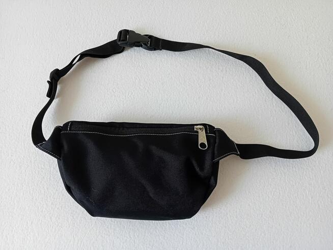 Czarna saszetka nerka