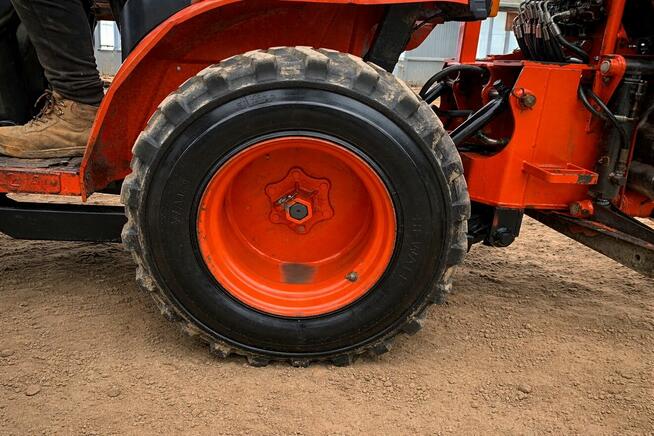 Kubota B2530 – ciągnik z ładowaczem czołowym i koparką