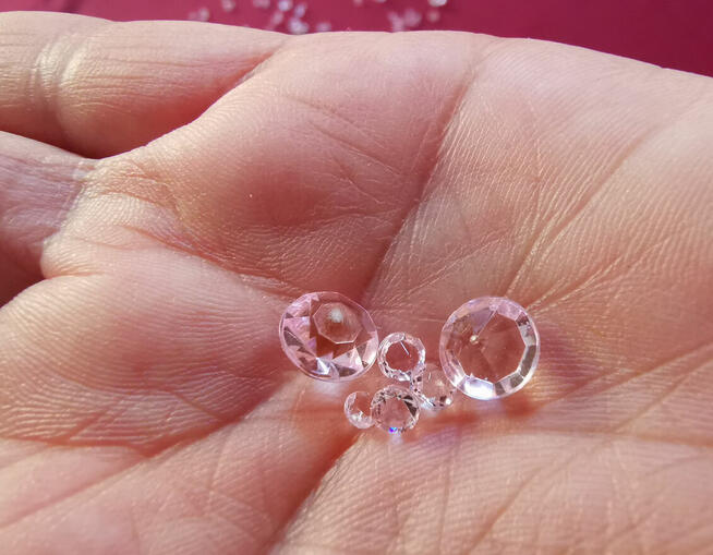 Błyszczące sztuczne diamenty do dekoracji wnętrz