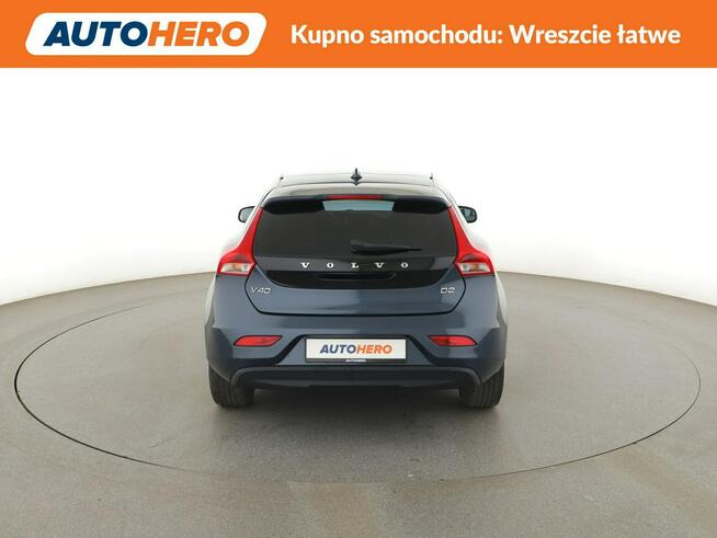 Volvo V40 2.0d Automat Momentum Nawigacja Tempomat Keyless HeadUP Kamera FullLED
