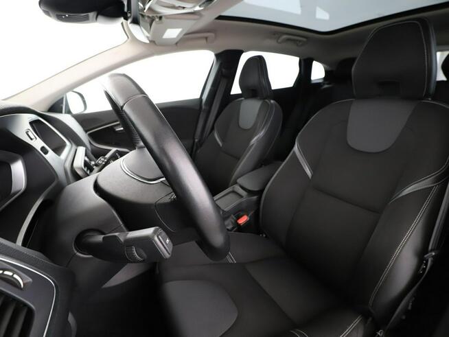 Volvo V40 2.0d Automat Momentum Nawigacja Tempomat Keyless HeadUP Kamera FullLED