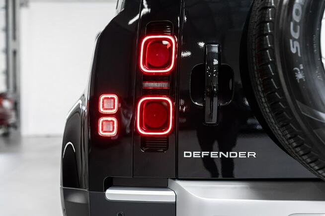 Land Rover Defender 3.0D 250KM. Gwarancja 06.2030. Pneumatyka. Katalogowo 457 tys. zł.
