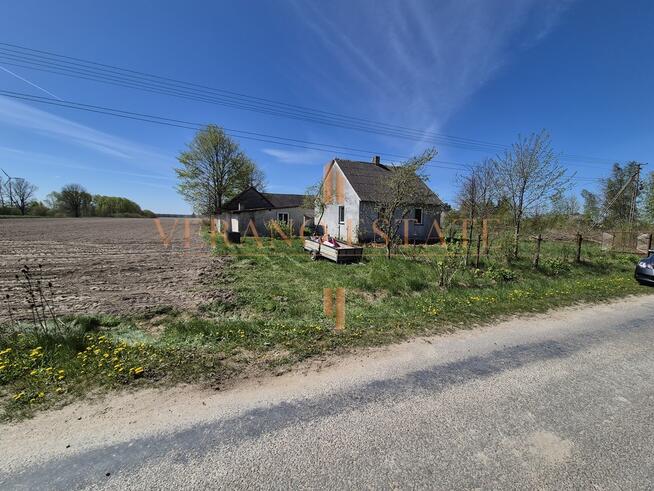 Działka położona wśród lasów, blisko zalewu.