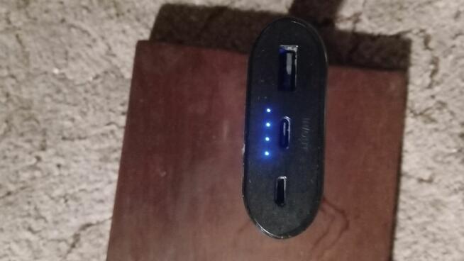 Tanio sprzedam mało używany powerbank, słuchawki itp.