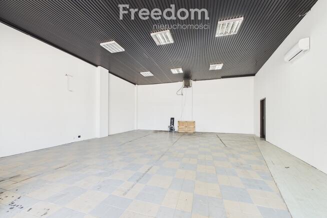 Hala produkcyjno-magazynowa przy centrum handlowym