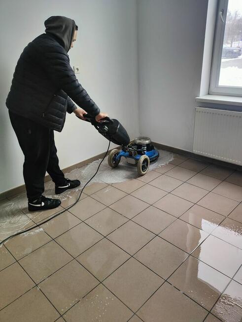Operator maszyn sprzątających