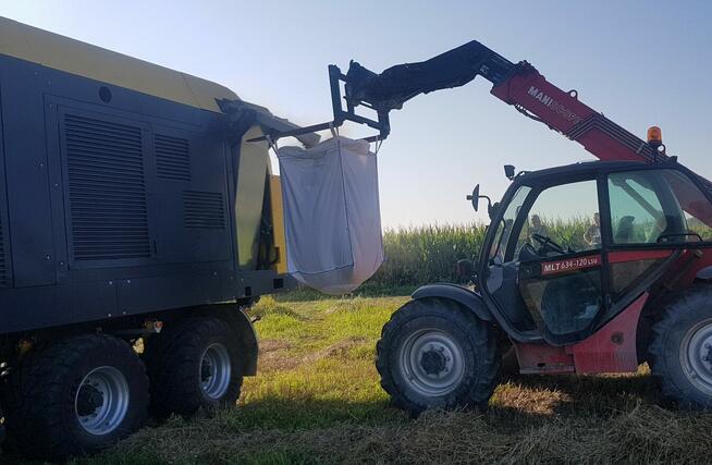 Kombajn mobilny do produkcji agropelletu z biomasy.