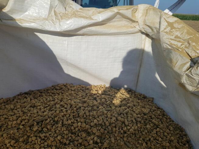 Kombajn mobilny do produkcji agropelletu z biomasy.