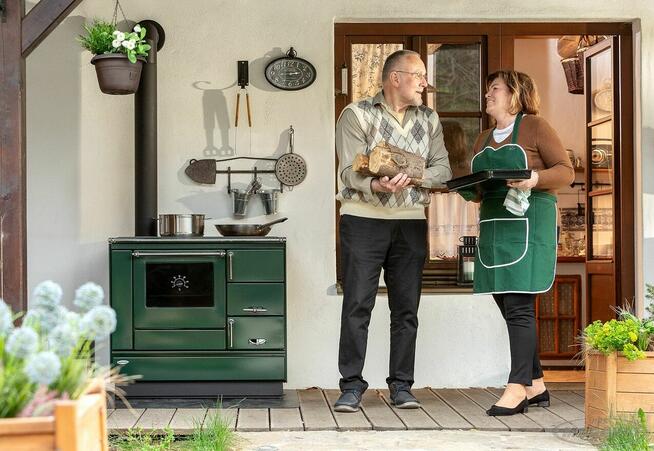 Solidne kuchnie węglowe z szamotowym paleniskiem.
