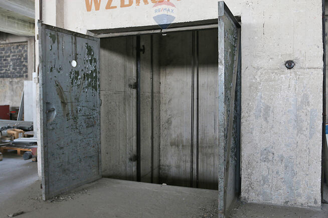 Budynek przemysłowy z działką budowlaną