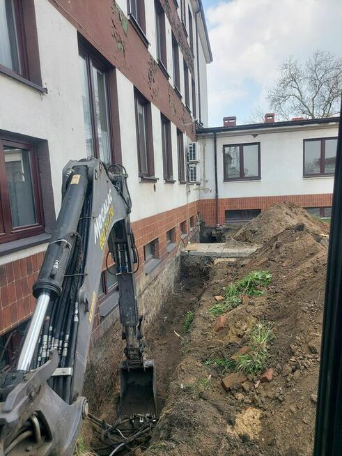 Koparko-ładowarka Usługi Koparka Roboty Ziemne Wykopy Wynajem