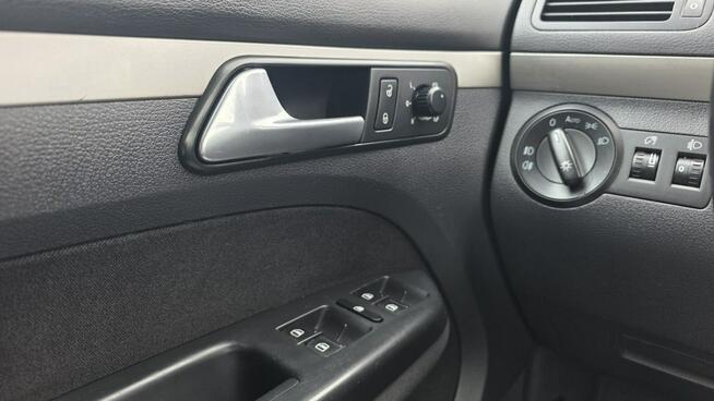 Volkswagen Touran navi klima mały przebieg super stan zarejestrowany