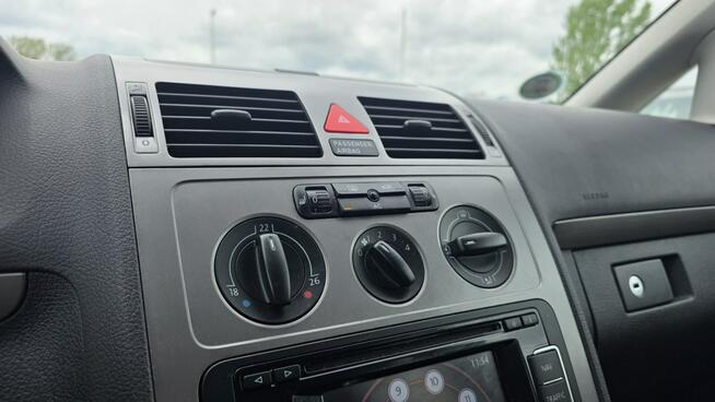 Volkswagen Touran navi klima mały przebieg super stan zarejestrowany