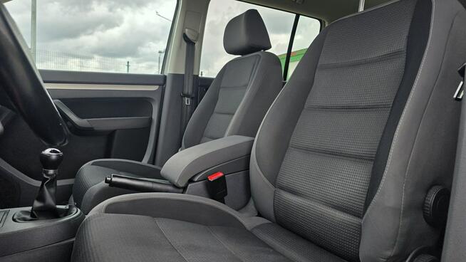 Volkswagen Touran navi klima mały przebieg super stan zarejestrowany