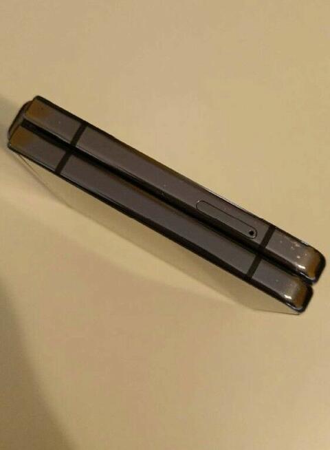 Syndyk sprzeda telefon Samsung Galaxy Z