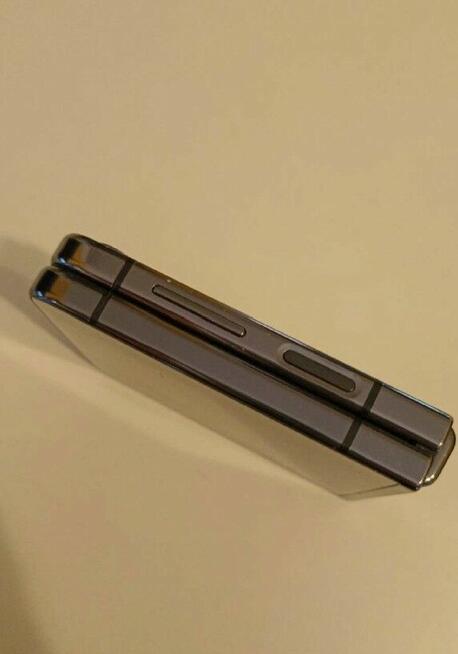 Syndyk sprzeda telefon Samsung Galaxy Z