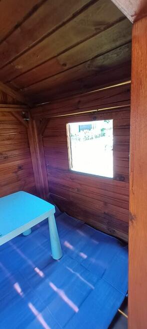 Duży drewniany domek ogrodowy z placem zabaw