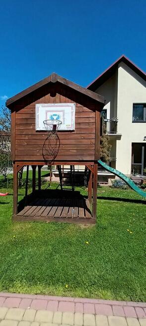 Duży drewniany domek ogrodowy z placem zabaw