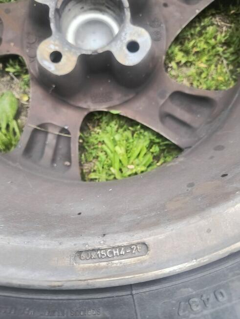 Sprzedam felgi 15 rozstaw śrub 4x108 od peugeot z oponami le