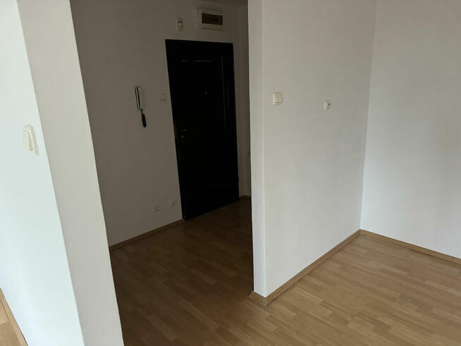 wynajmę przestronną kawalerkę