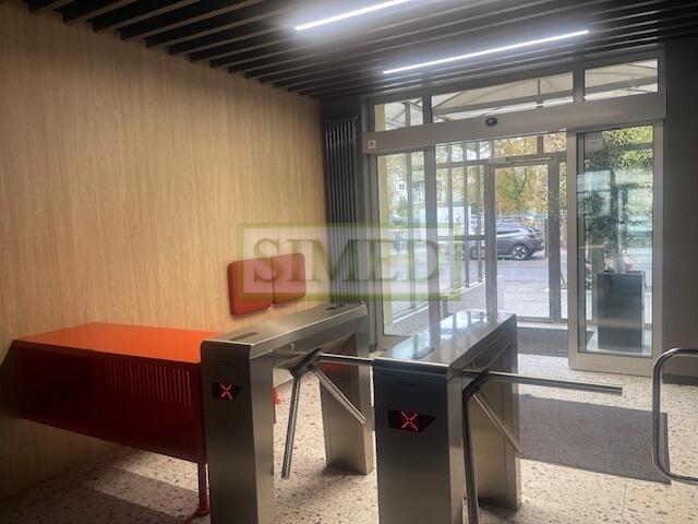 Biuro wys3m w byłej fabryce ,duże okno dostęp 24h