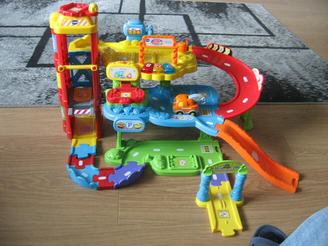 Garaż Vtech Tut Tut Autka - komplet, sprawny z opakowaniem i