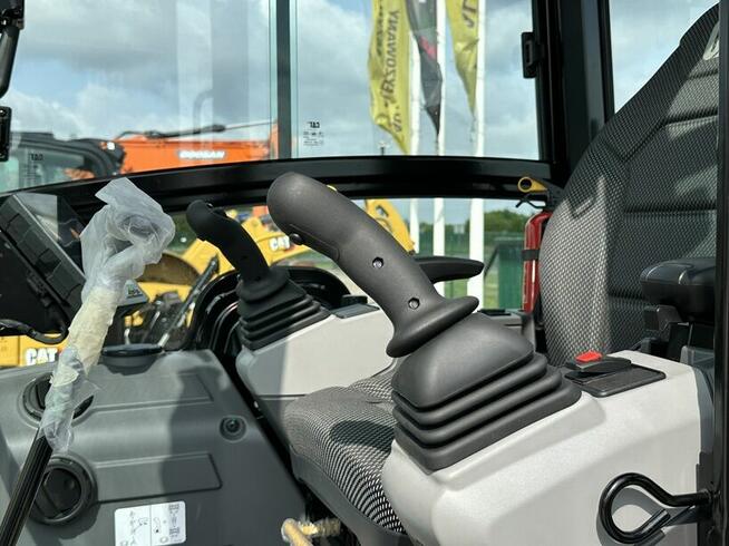 FABRYCZNIE NOWA MINIKOPARKA CATERPILLAR 302.7 CR.