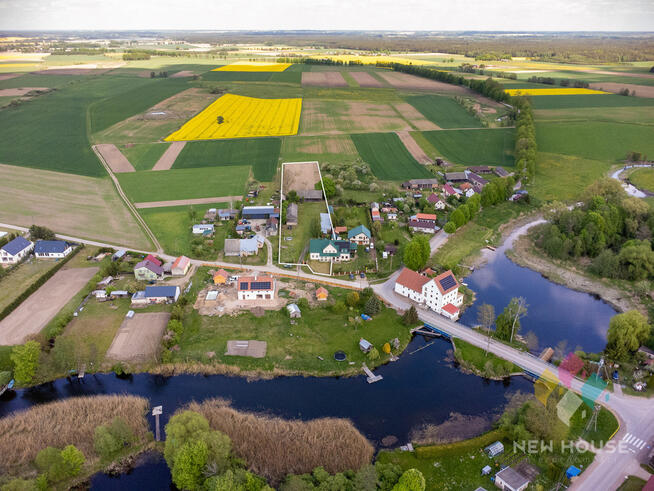 Dom nad rzeką koło Ełku, w stylu dworkowym
