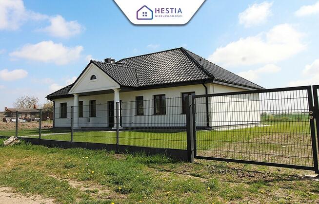 Na sprzedaż nowy dom w stylu dworkowym