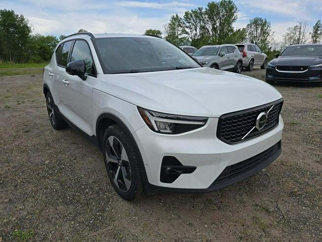 Volvo XC 40 Dark Theme / AWD / niski przebieg