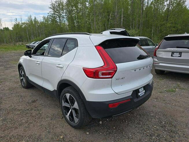 Volvo XC 40 Dark Theme / AWD / niski przebieg