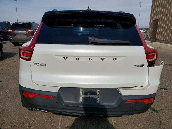 Volvo XC 40 AWD / R-DESIGN / niski przebieg