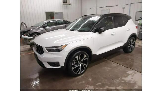 Volvo XC 40 AWD / bogata wersja / niski przebieg