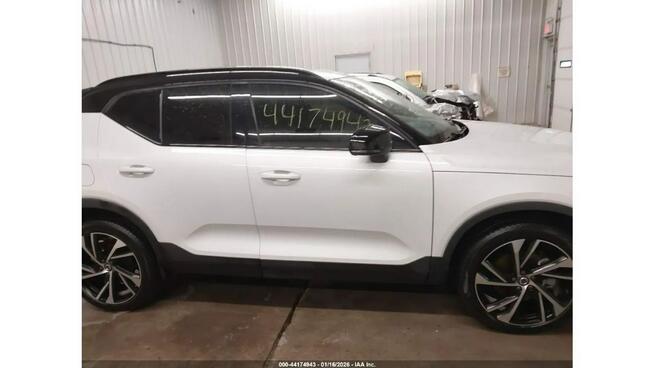 Volvo XC 40 AWD / bogata wersja / niski przebieg