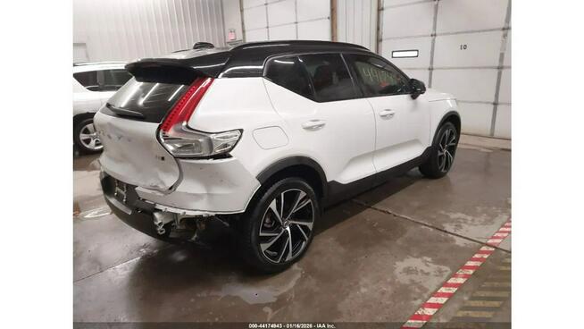 Volvo XC 40 AWD / bogata wersja / niski przebieg