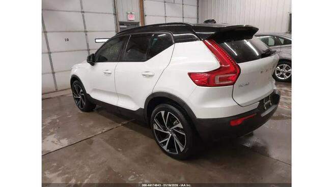 Volvo XC 40 AWD / bogata wersja / niski przebieg