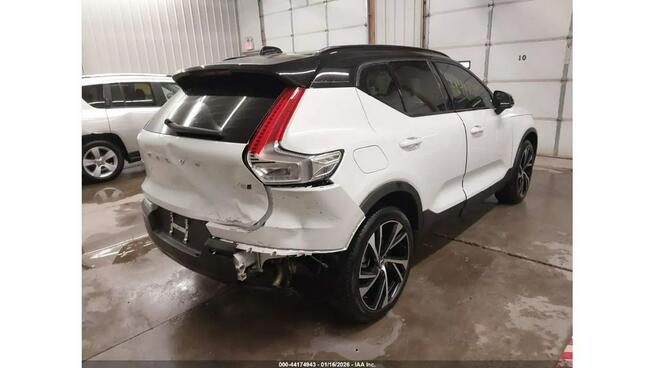 Volvo XC 40 AWD / bogata wersja / niski przebieg