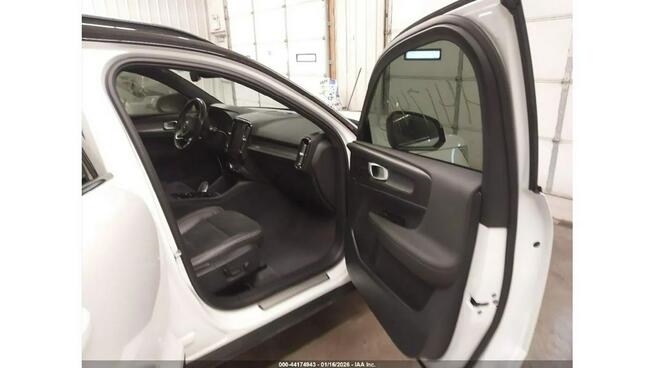 Volvo XC 40 AWD / bogata wersja / niski przebieg