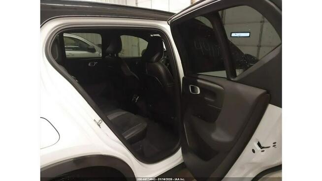Volvo XC 40 AWD / bogata wersja / niski przebieg