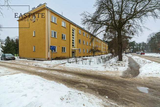 Kameralny, 2-piętrowy blok obok Kampinosa