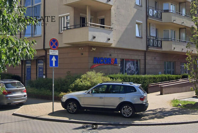 Lokal z witrynami i parkingiem – parter