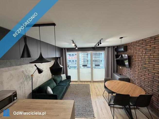 Stylowe mieszkanie 43 m² z klimatyzacją i garażem podziemnym, duży salon z kuchnią + sypialnia, w pe